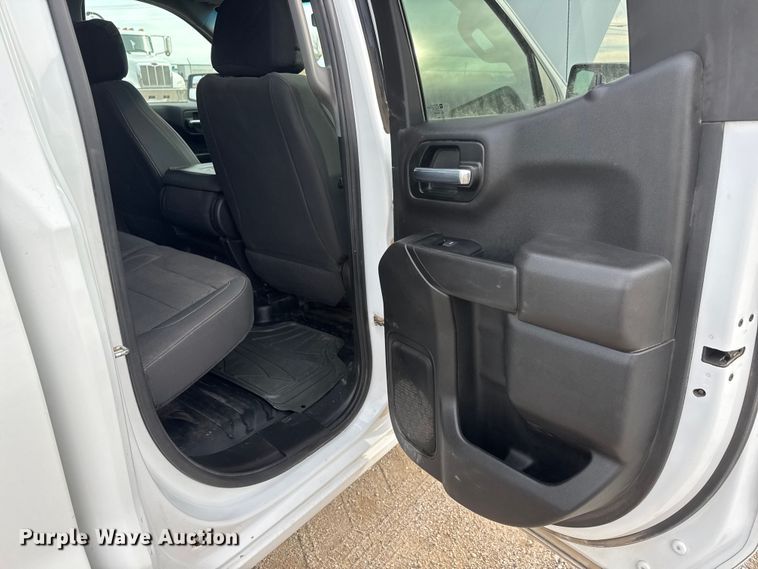 image for item ET4023 2022 GMC Sierra 1500 Double Cab pickup truck