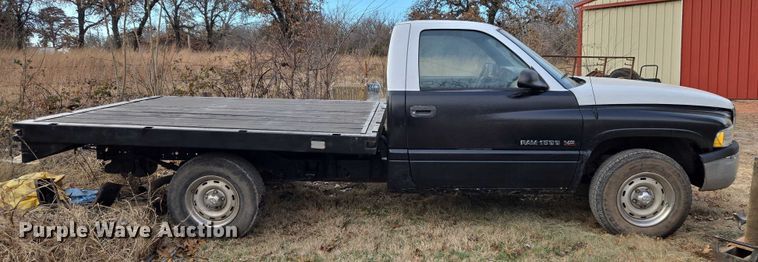 image for item ET5442 2001 Dodge Ram 1500 flatbed pickup truck