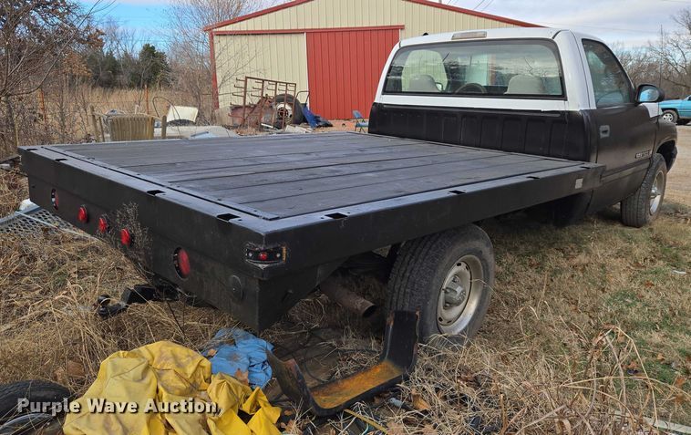 image for item ET5442 2001 Dodge Ram 1500 flatbed pickup truck