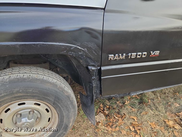 image for item ET5442 2001 Dodge Ram 1500 flatbed pickup truck