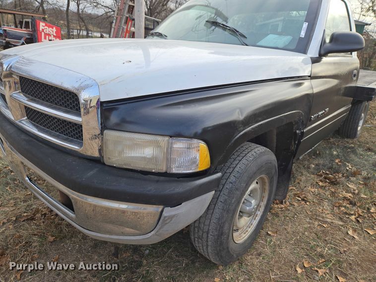 image for item ET5442 2001 Dodge Ram 1500 flatbed pickup truck