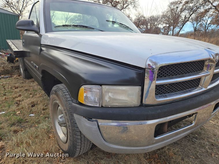 image for item ET5442 2001 Dodge Ram 1500 flatbed pickup truck