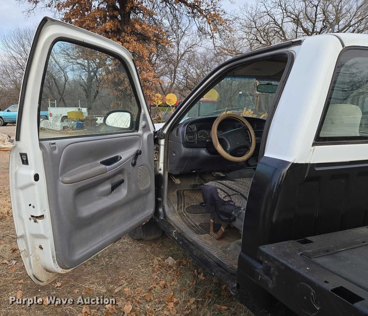 image for item ET5442 2001 Dodge Ram 1500 flatbed pickup truck