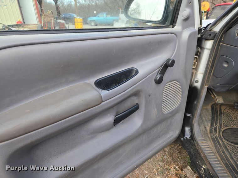 image for item ET5442 2001 Dodge Ram 1500 flatbed pickup truck