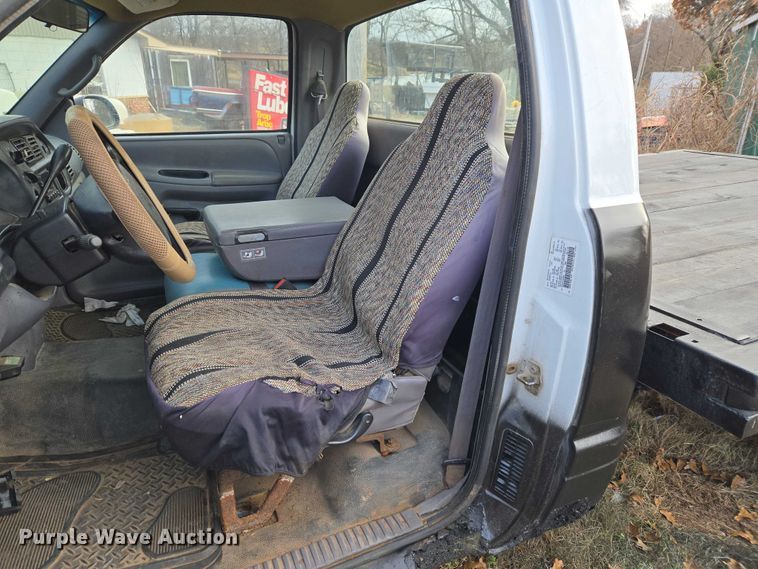 image for item ET5442 2001 Dodge Ram 1500 flatbed pickup truck