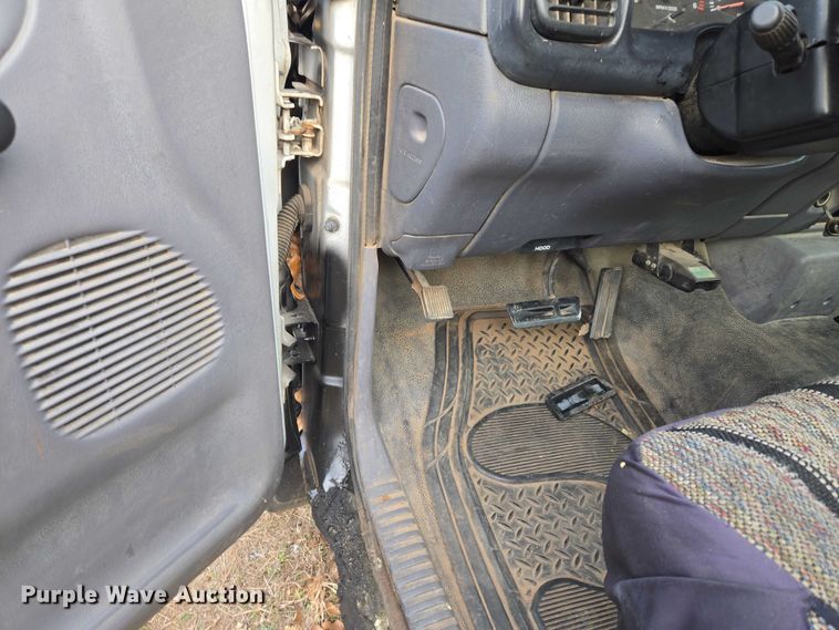 image for item ET5442 2001 Dodge Ram 1500 flatbed pickup truck