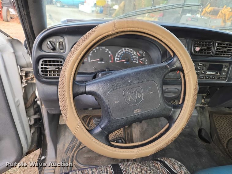 image for item ET5442 2001 Dodge Ram 1500 flatbed pickup truck