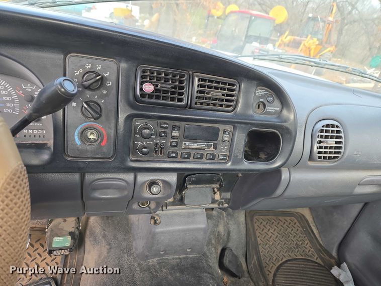 image for item ET5442 2001 Dodge Ram 1500 flatbed pickup truck