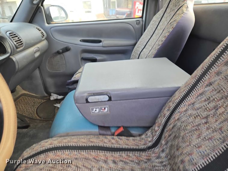 image for item ET5442 2001 Dodge Ram 1500 flatbed pickup truck