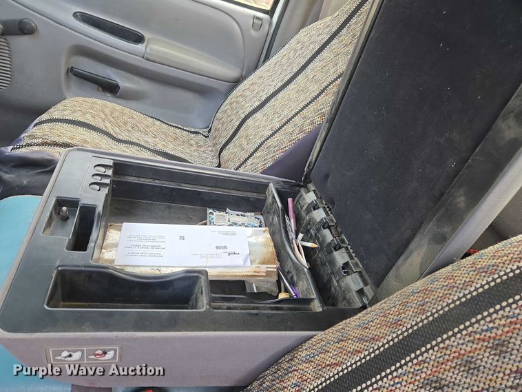 image for item ET5442 2001 Dodge Ram 1500 flatbed pickup truck