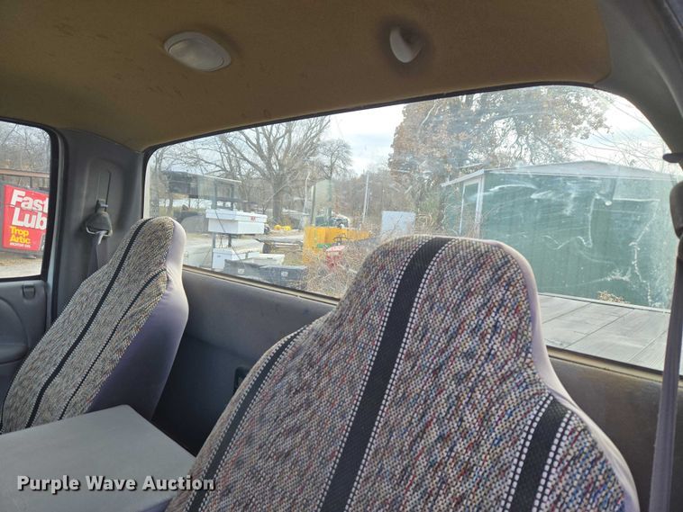 image for item ET5442 2001 Dodge Ram 1500 flatbed pickup truck