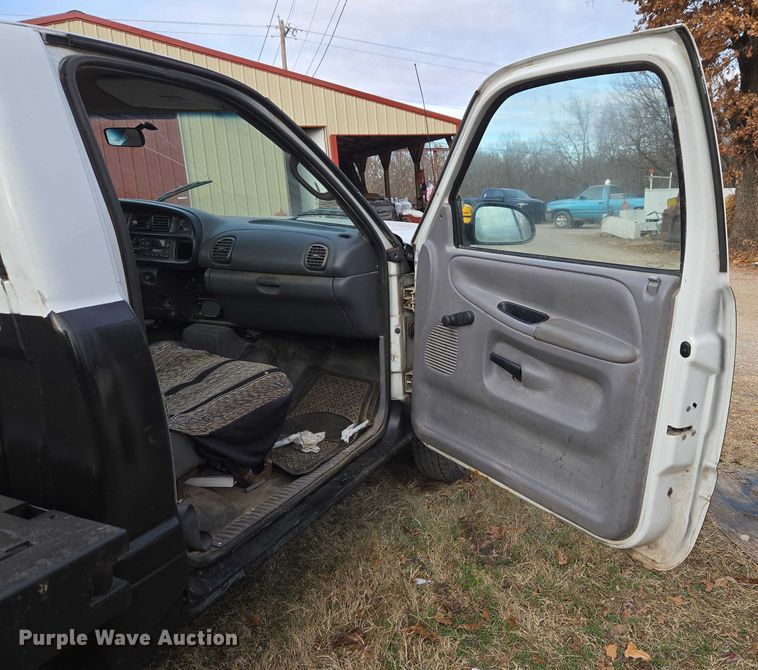 image for item ET5442 2001 Dodge Ram 1500 flatbed pickup truck