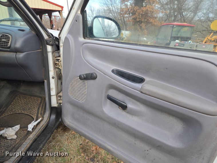 image for item ET5442 2001 Dodge Ram 1500 flatbed pickup truck