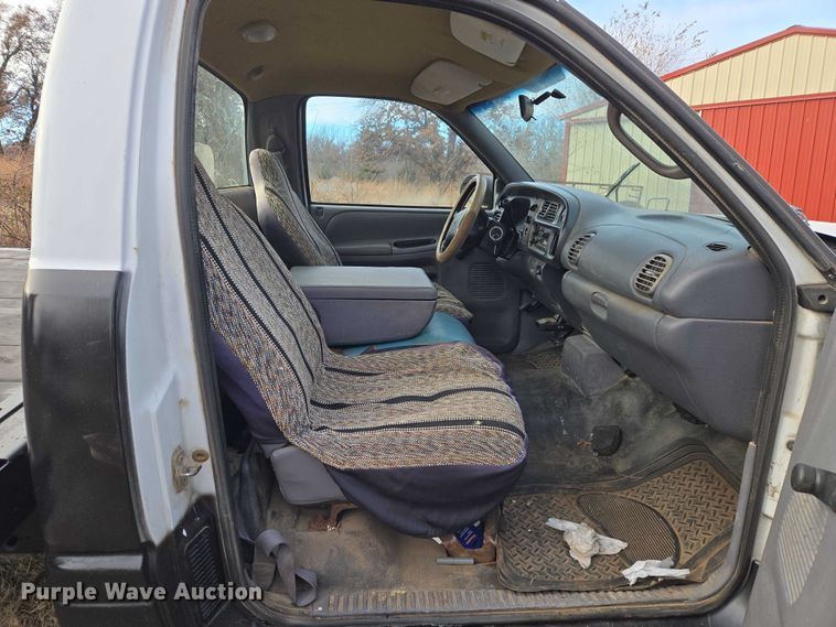 image for item ET5442 2001 Dodge Ram 1500 flatbed pickup truck