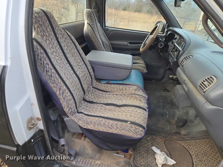 image for item ET5442 2001 Dodge Ram 1500 flatbed pickup truck