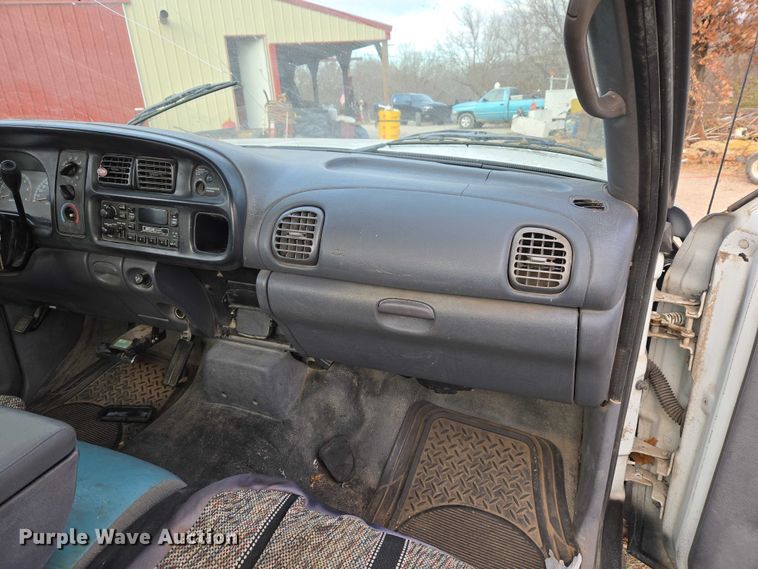 image for item ET5442 2001 Dodge Ram 1500 flatbed pickup truck