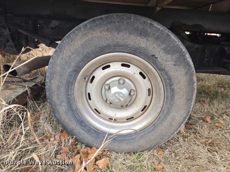 image for item ET5442 2001 Dodge Ram 1500 flatbed pickup truck