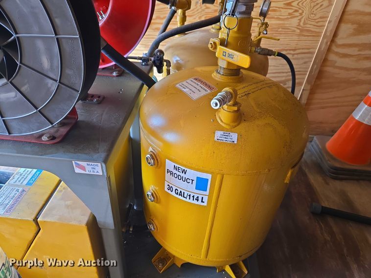 image for item ET5475 2016 Lark United Manufacturing enclosed cargo trailer