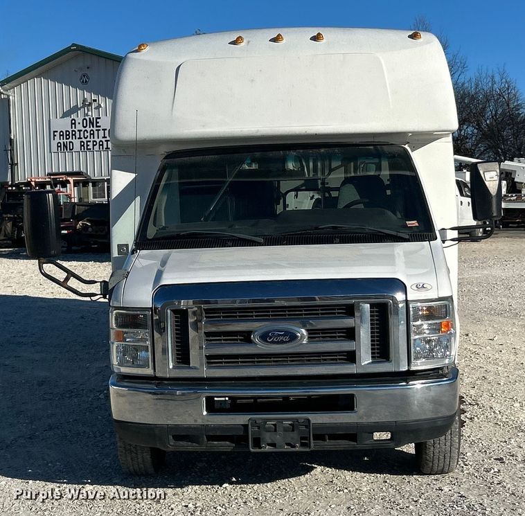 image for item ET6814 2012 Ford E450 Super Duty shuttle bus