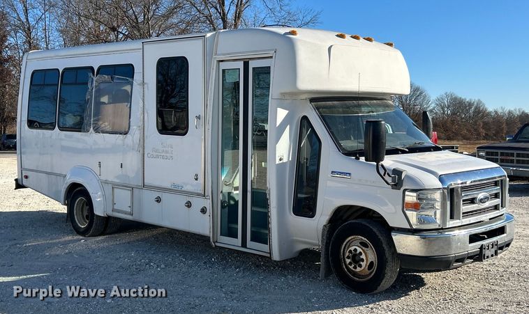 image for item ET6814 2012 Ford E450 Super Duty shuttle bus