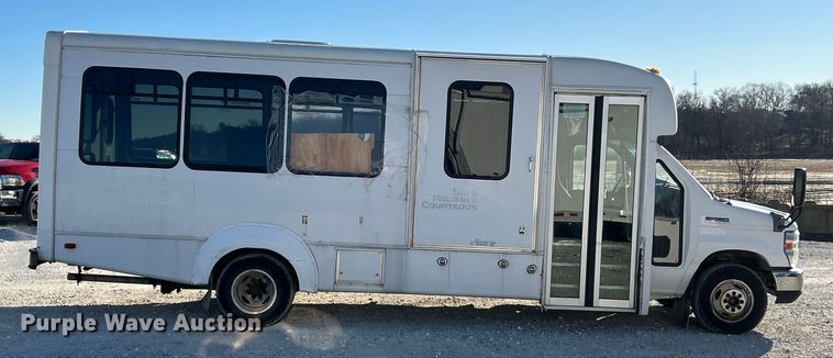 image for item ET6814 2012 Ford E450 Super Duty shuttle bus