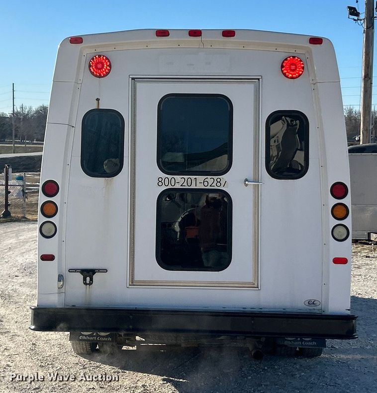 image for item ET6814 2012 Ford E450 Super Duty shuttle bus