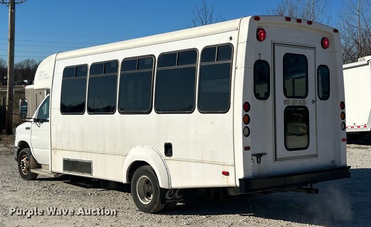 image for item ET6814 2012 Ford E450 Super Duty shuttle bus