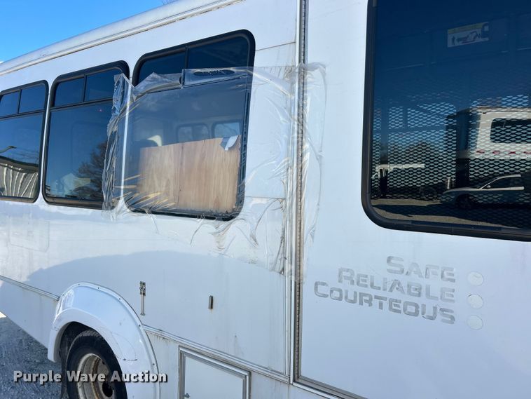 image for item ET6814 2012 Ford E450 Super Duty shuttle bus
