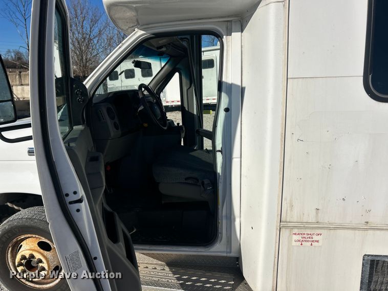image for item ET6814 2012 Ford E450 Super Duty shuttle bus