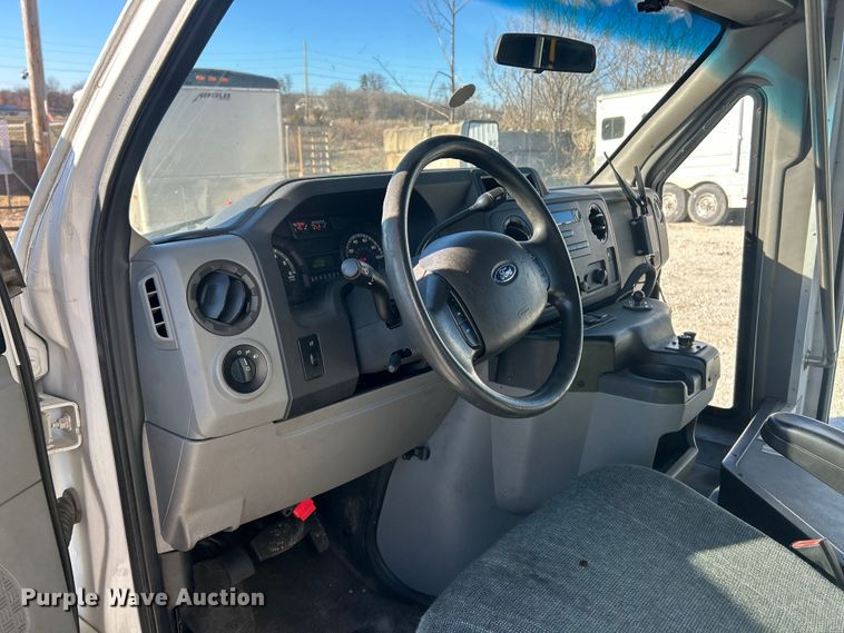 image for item ET6814 2012 Ford E450 Super Duty shuttle bus