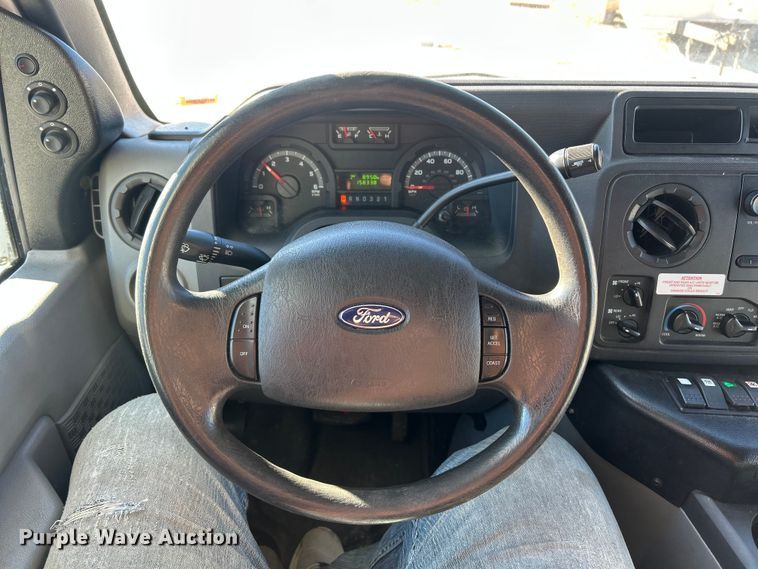 image for item ET6814 2012 Ford E450 Super Duty shuttle bus