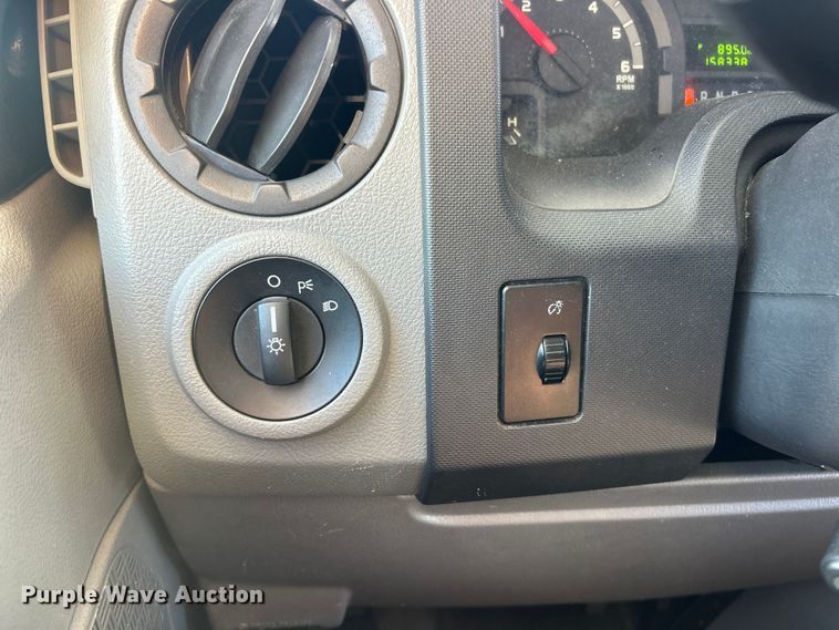 image for item ET6814 2012 Ford E450 Super Duty shuttle bus