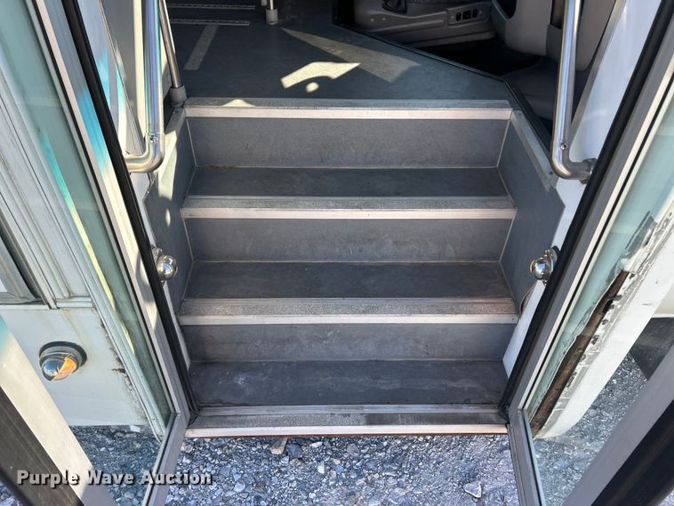 image for item ET6814 2012 Ford E450 Super Duty shuttle bus