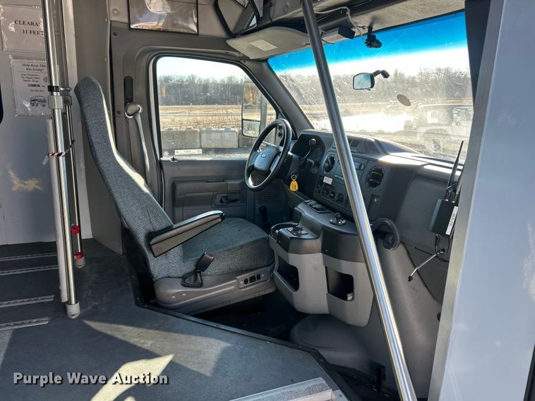 image for item ET6814 2012 Ford E450 Super Duty shuttle bus