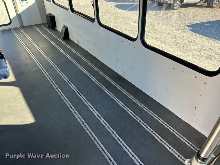 image for item ET6814 2012 Ford E450 Super Duty shuttle bus