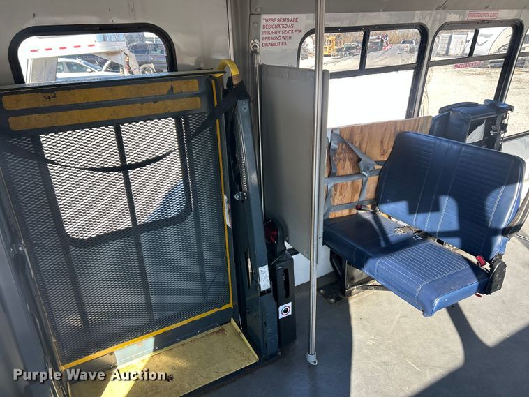 image for item ET6814 2012 Ford E450 Super Duty shuttle bus