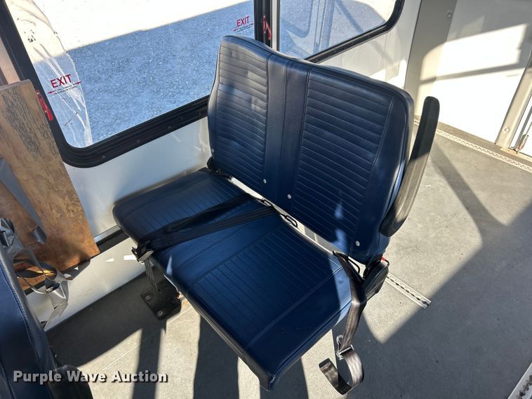 image for item ET6814 2012 Ford E450 Super Duty shuttle bus