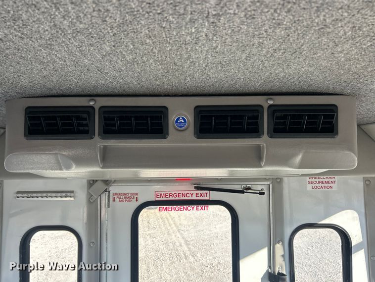 image for item ET6814 2012 Ford E450 Super Duty shuttle bus