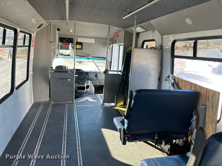image for item ET6814 2012 Ford E450 Super Duty shuttle bus