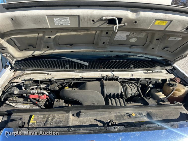 image for item ET6814 2012 Ford E450 Super Duty shuttle bus