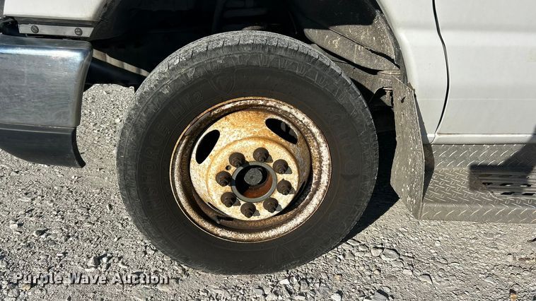 image for item ET6814 2012 Ford E450 Super Duty shuttle bus