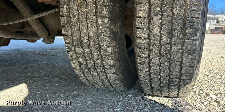 image for item ET6814 2012 Ford E450 Super Duty shuttle bus