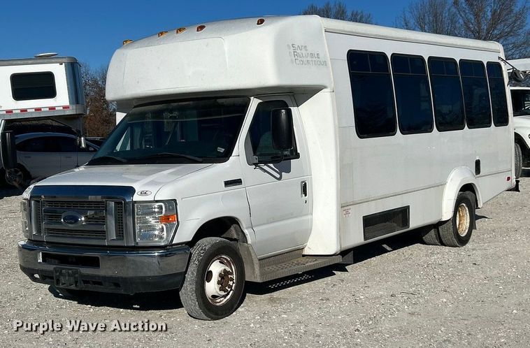 image for item ET6817 2012 Ford E450 Super Duty shuttle bus