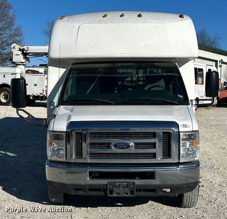 image for item ET6817 2012 Ford E450 Super Duty shuttle bus