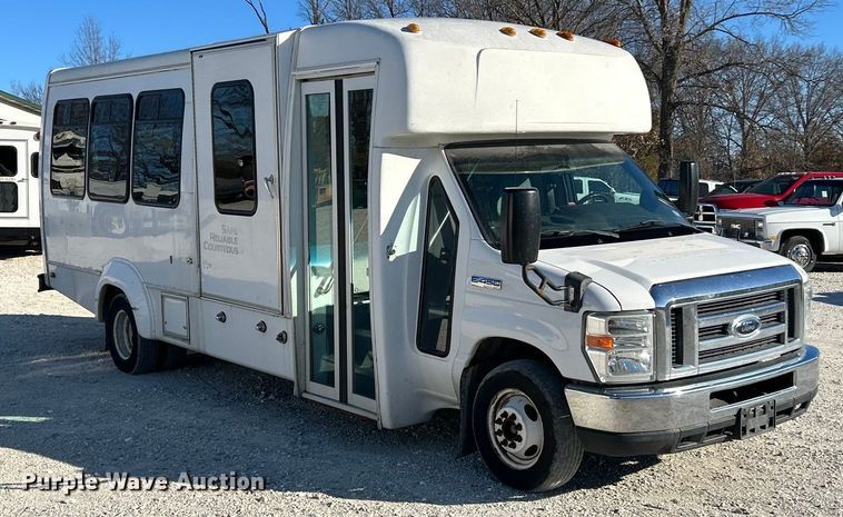 image for item ET6817 2012 Ford E450 Super Duty shuttle bus