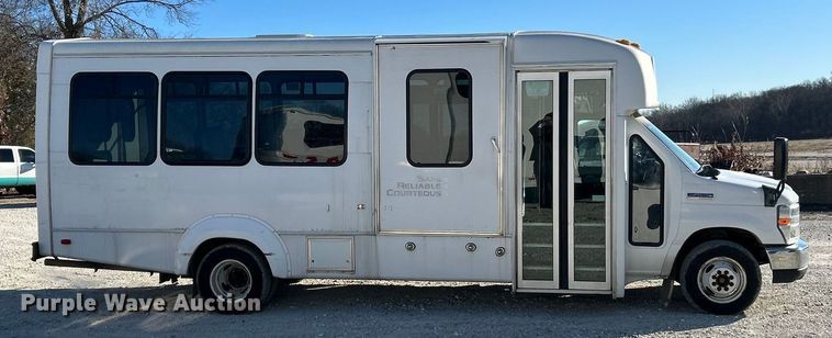 image for item ET6817 2012 Ford E450 Super Duty shuttle bus