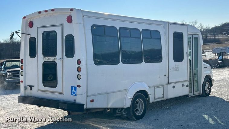 image for item ET6817 2012 Ford E450 Super Duty shuttle bus