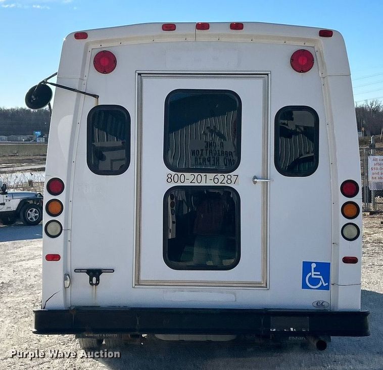 image for item ET6817 2012 Ford E450 Super Duty shuttle bus