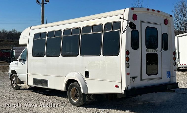image for item ET6817 2012 Ford E450 Super Duty shuttle bus
