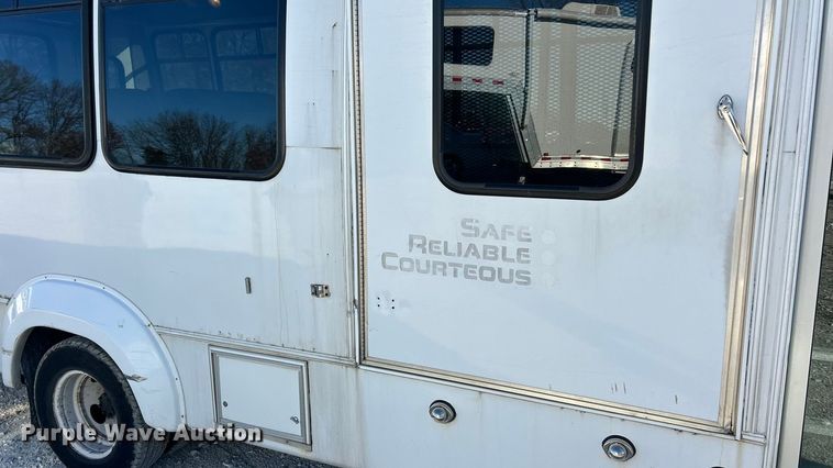 image for item ET6817 2012 Ford E450 Super Duty shuttle bus